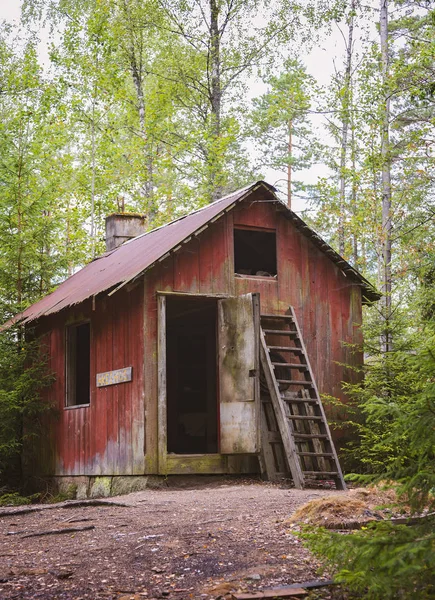 Casa de campo abandonada vermelho — Fotografia de Stock