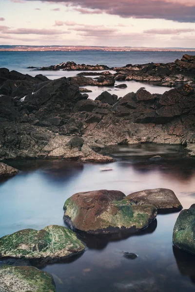 Felsstrand in arild — Stockfoto