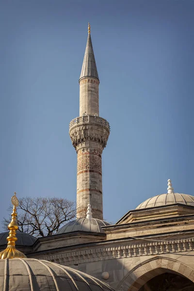 Mesquita alta minarete — Fotografia de Stock