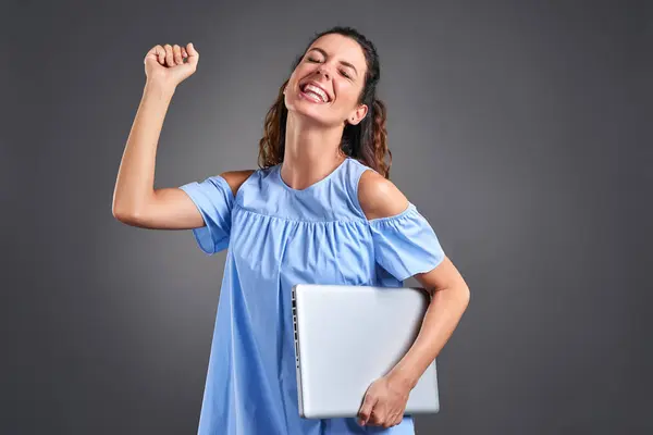 Young woman with laptop — Stock Photo, Image