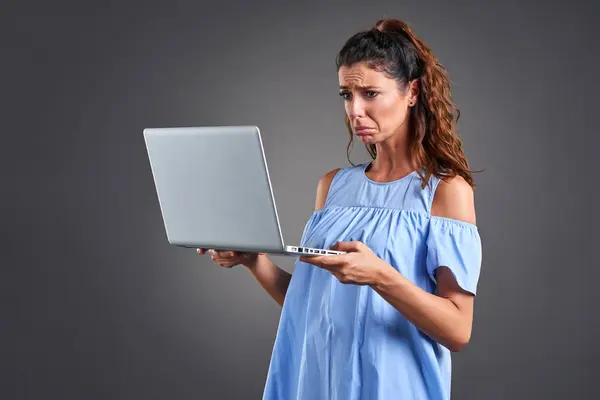 Jonge vrouw met laptop — Stockfoto