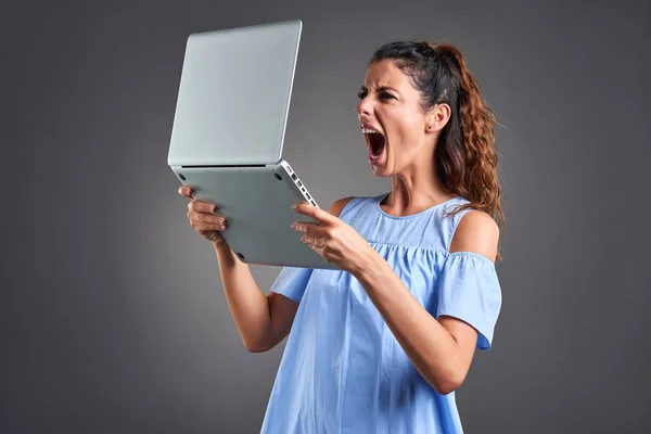 Jovem mulher com laptop — Fotografia de Stock