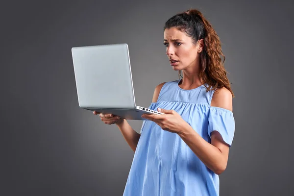 Jovem mulher com laptop — Fotografia de Stock