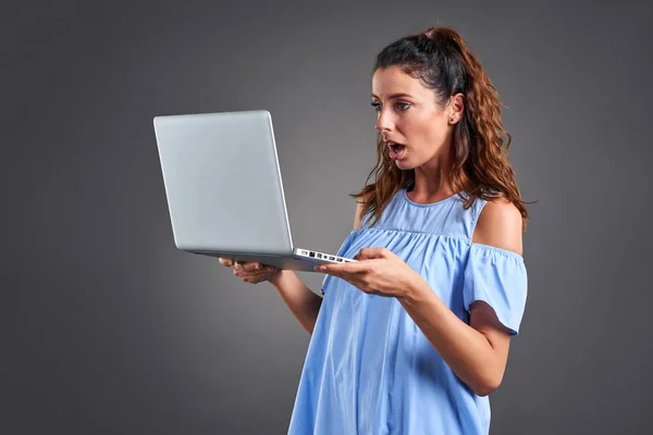 Jovem mulher com laptop — Fotografia de Stock