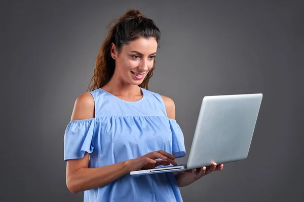 Mujer joven con portátil — Foto de Stock