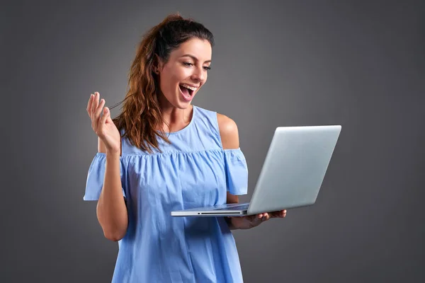 Jovem mulher com laptop — Fotografia de Stock