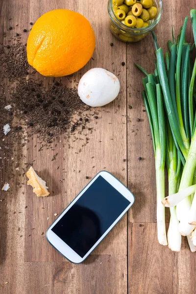 Bioküche mit Smartphone — Stockfoto