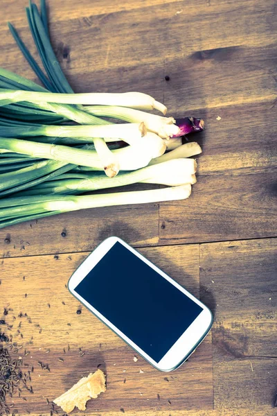 Bioküche mit Smartphone — Stockfoto