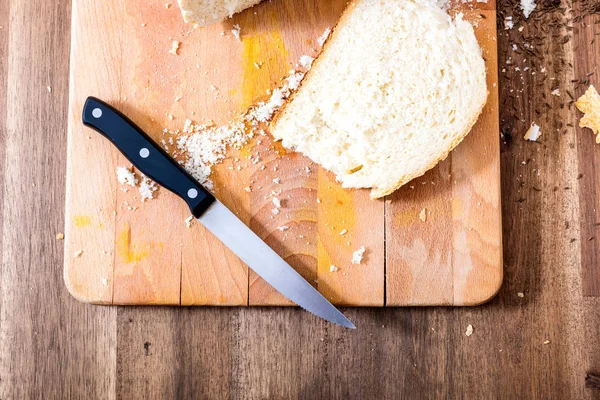 Řezání chleba na dřevěný stůl — Stock fotografie