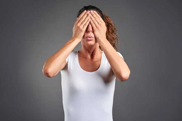 Una mujer joven — Foto de Stock