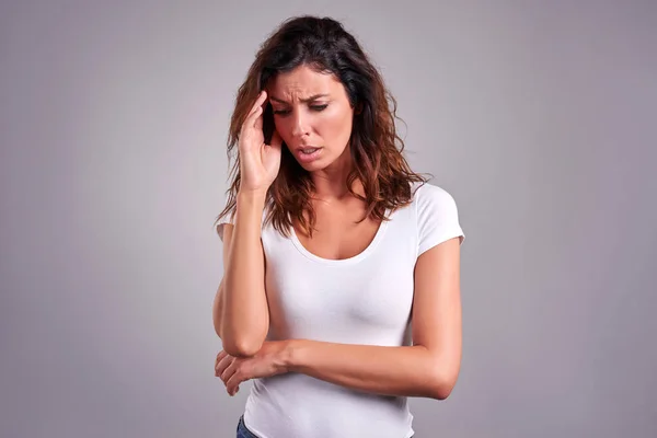 Een jonge vrouw — Stockfoto