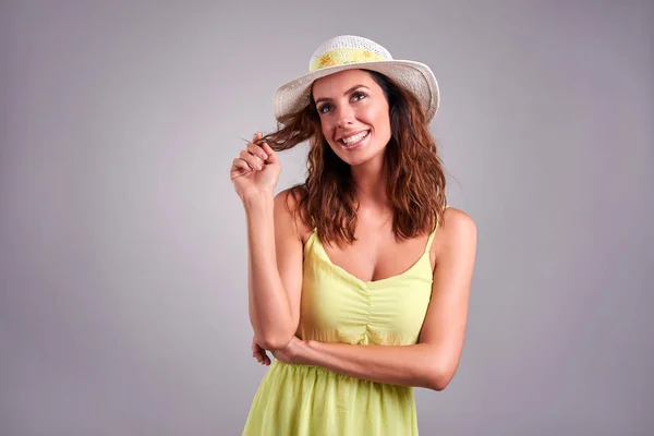 Mujer joven en un vestido — Foto de Stock