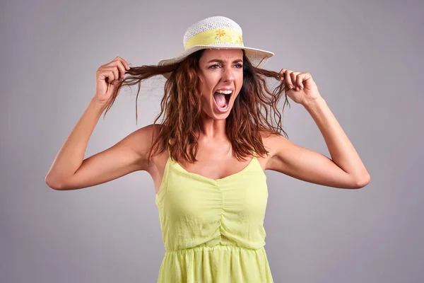 Mujer joven en un vestido — Foto de Stock