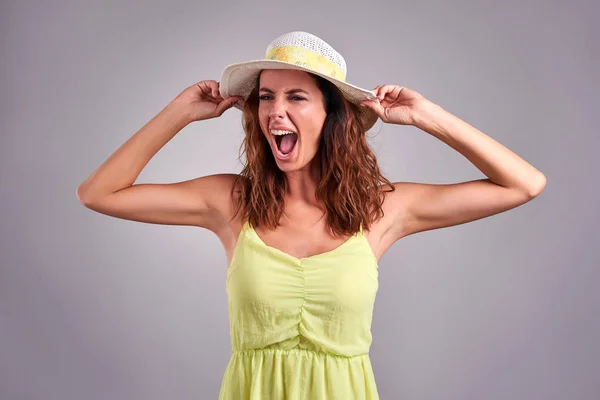 Mujer joven en un vestido — Foto de Stock