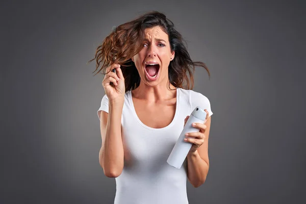 Jonge vrouw met een haarborstel — Stockfoto