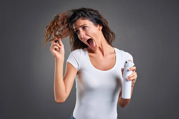 Young woman with a hairbrush — Stock Photo, Image