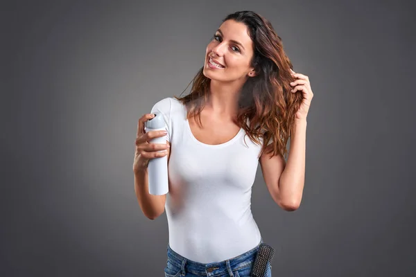 Jovem com um spray de cabelo — Fotografia de Stock