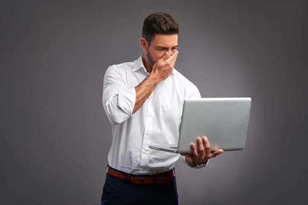 Jonge man met laptop — Stockfoto