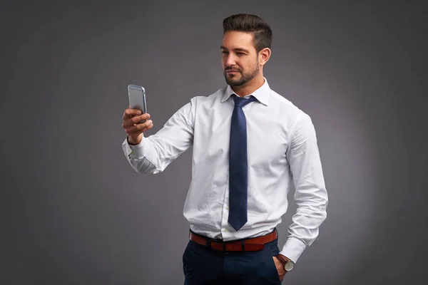 Young man taking a selfie — Stock Photo, Image