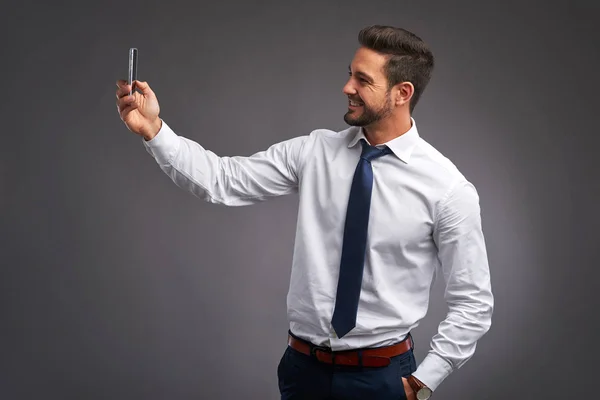 Jonge man met een selfie — Stockfoto