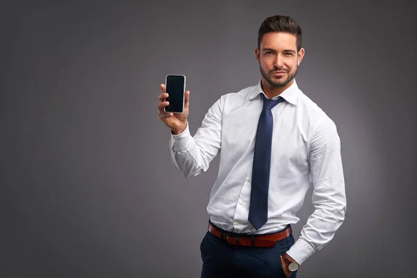 Joven mostrando su teléfono — Foto de Stock