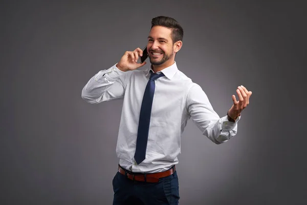 Junger Mann mit Smartphone — Stockfoto