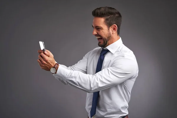Jonge man schreeuwen naar zijn telefoon — Stockfoto