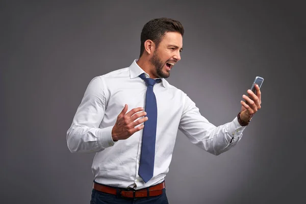 Joven, gritando a su teléfono — Foto de Stock