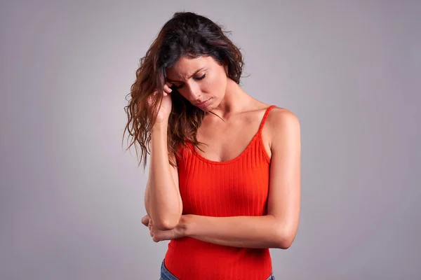 Mujer joven seria — Foto de Stock