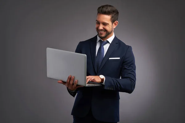 Elegante jongeman met laptop — Stockfoto