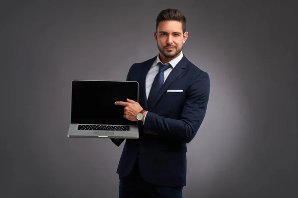 Elegante giovane uomo con computer portatile — Foto Stock