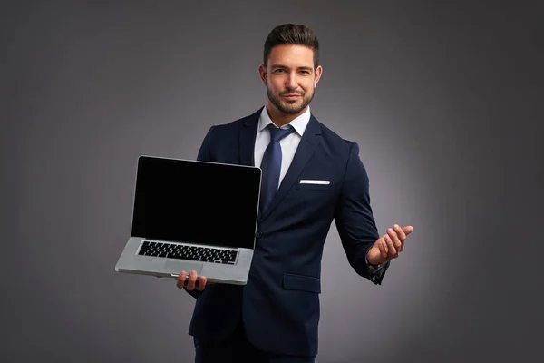 Jovem elegante com laptop — Fotografia de Stock