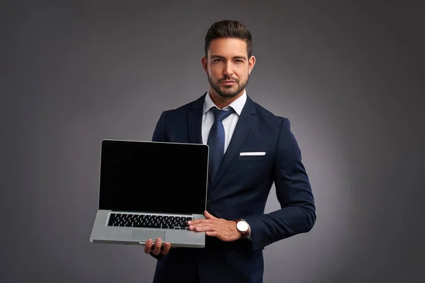 Елегантний молодий чоловік з ноутбуком — стокове фото