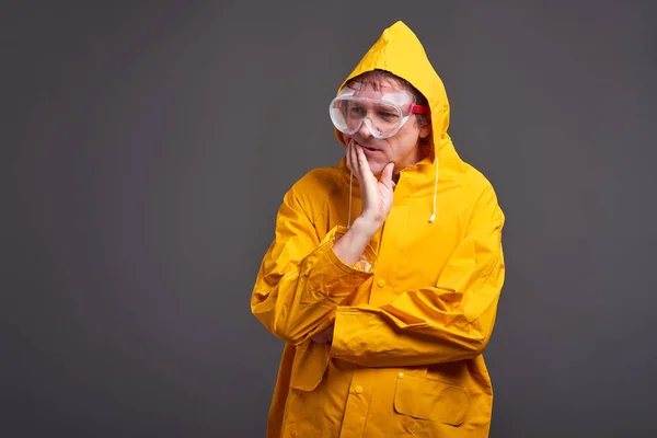 Człowiek w żółty płaszcz — Zdjęcie stockowe