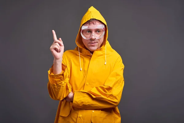 穿着黄色的雨衣 — 图库照片
