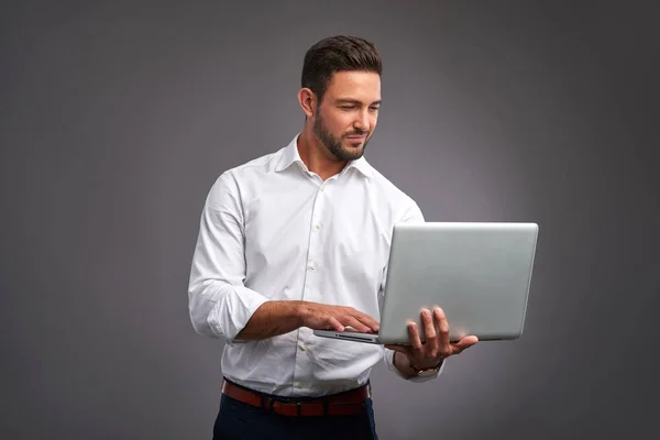 Jovem com laptop — Fotografia de Stock