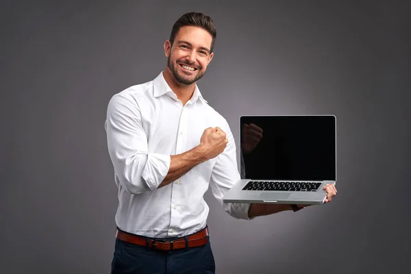 Jonge man met laptop — Stockfoto