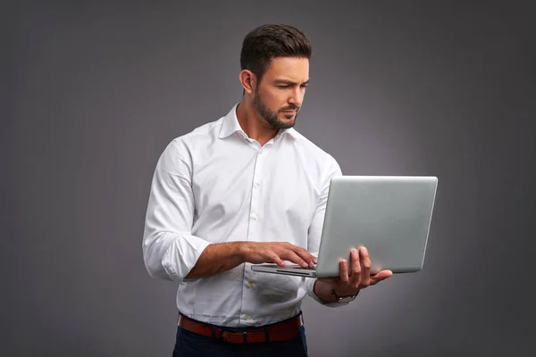 Ung mann med bærbar datamaskin – stockfoto