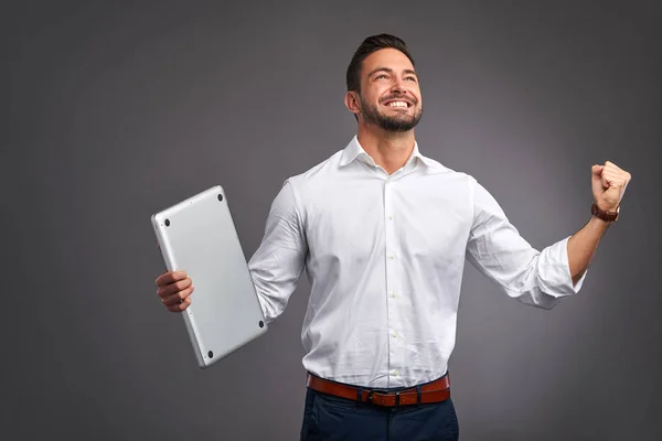 Jovem com laptop — Fotografia de Stock