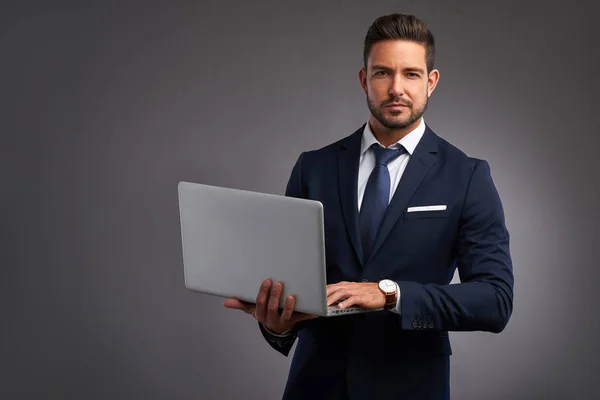 Elegante joven con portátil — Foto de Stock