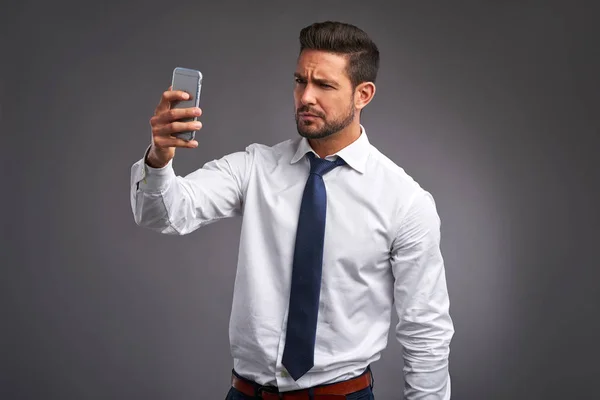 Jonge man met een smartphone — Stockfoto