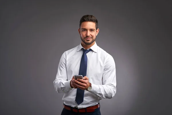 Joven feliz con un teléfono inteligente — Foto de Stock