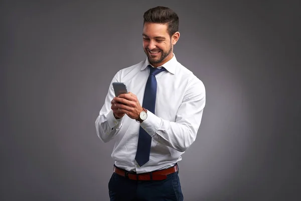 Mutlu genç adam bir akıllı telefon ile — Stok fotoğraf