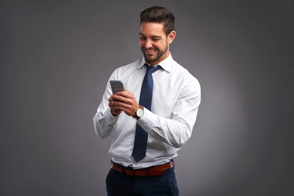 Joven feliz con un teléfono inteligente — Foto de Stock