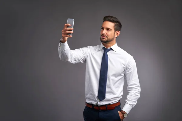 Jonge man met een selfie — Stockfoto