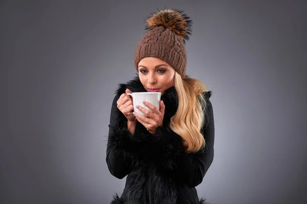 Giovane donna in un maglione e un cappello — Foto Stock