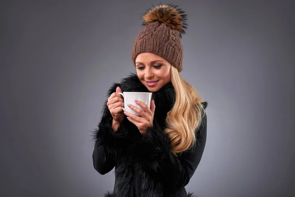 Giovane donna in un maglione e un cappello — Foto Stock