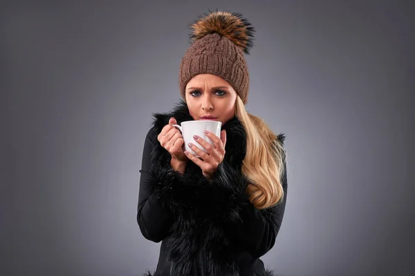 Giovane donna in un maglione e un cappello — Foto Stock