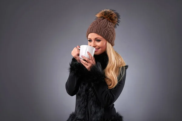 Giovane donna in un maglione e un cappello — Foto Stock