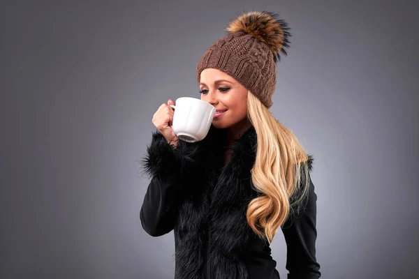 Giovane donna in un maglione e un cappello — Foto Stock